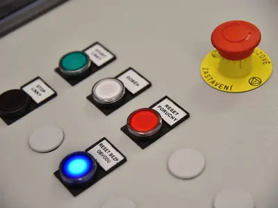 Ovládací panel s tlačítky a nouzovým vypínačem