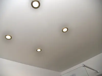 Strop s několika vestavnými svítidly