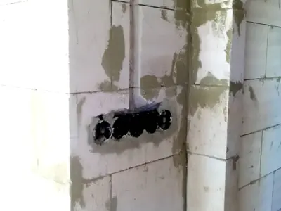 Příprava elektroinstalace ve stěně před dokončením omítek